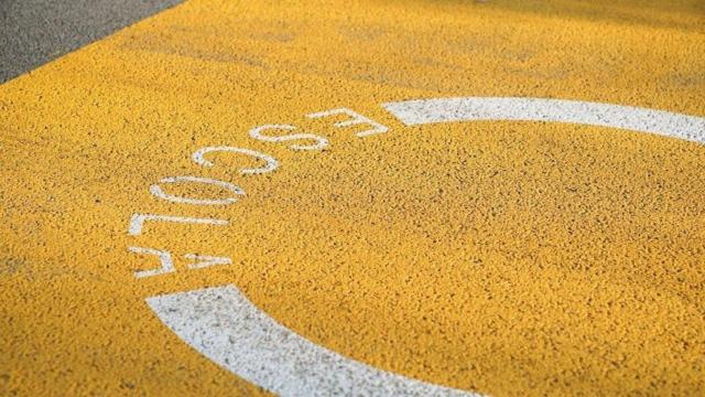 Imagen de recurso de pintura en la calzada sobre la cercanía de una escuela