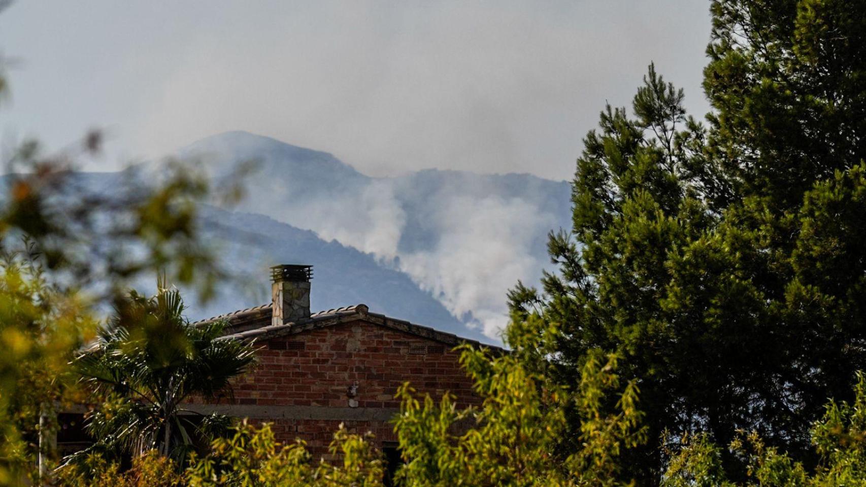 La humareda del incendio del Baix Ebre, vista desde atrás de una casa