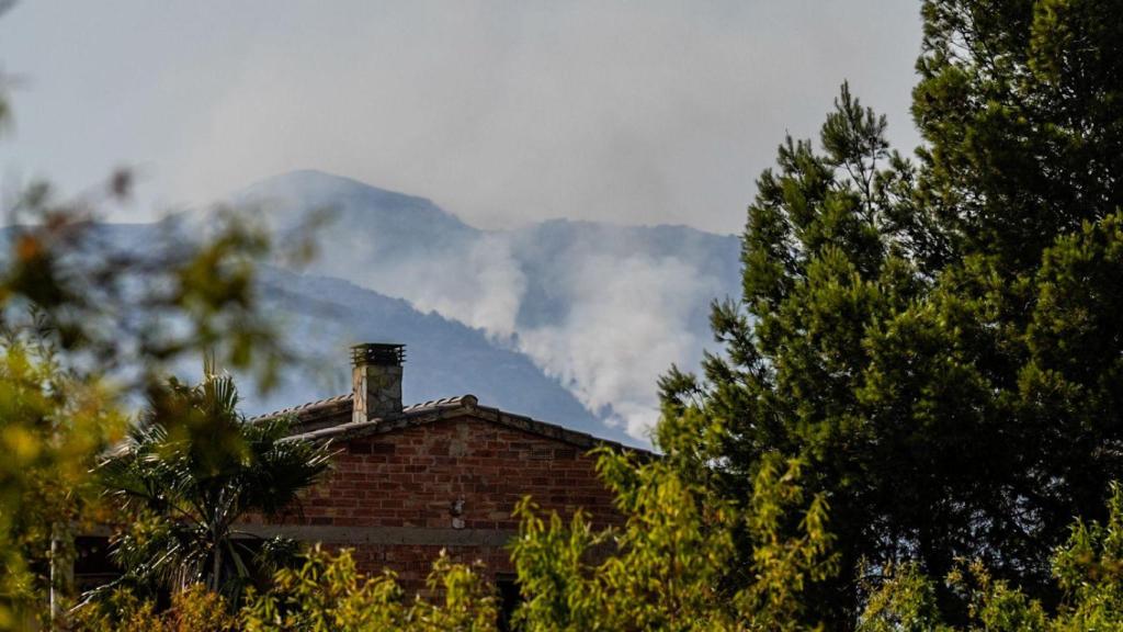 La humareda del incendio del Baix Ebre, vista desde atrás de una casa