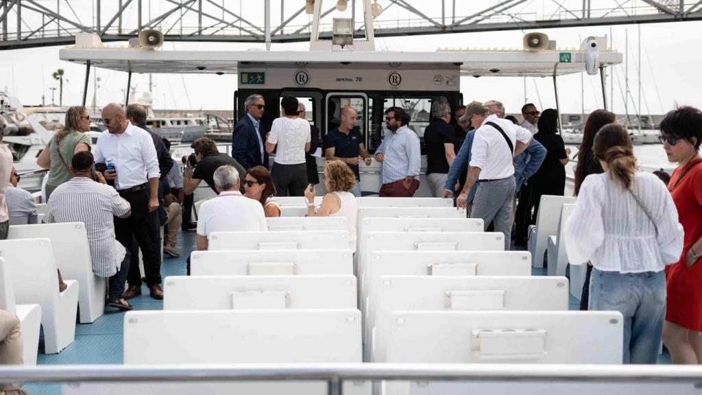 Golondrina des de la qual s'ha vist la col·locació dels blocs Xbloc al Port Fòrum