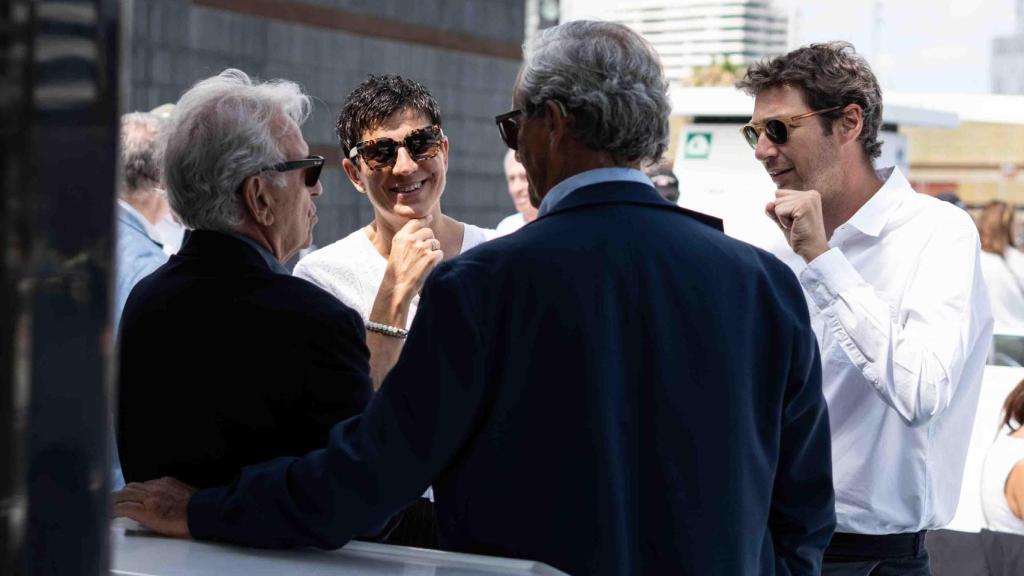 La alcaldessa Filo Cañete durant la col·locació dels blocs Xbloc al Port Fòrum