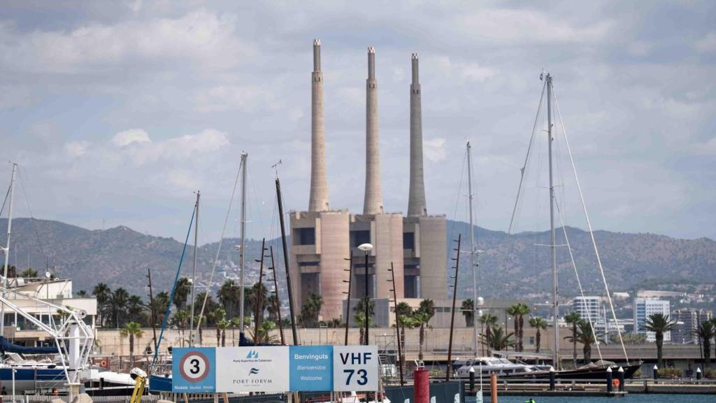 Les Tres Xemeneies de Sant Adrià des del Port Fòrum