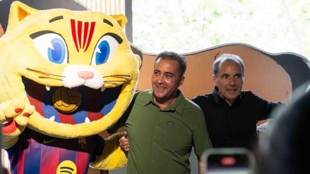 Jordi y Carlos Grangel con Cat, la nueva mascota del Barça
