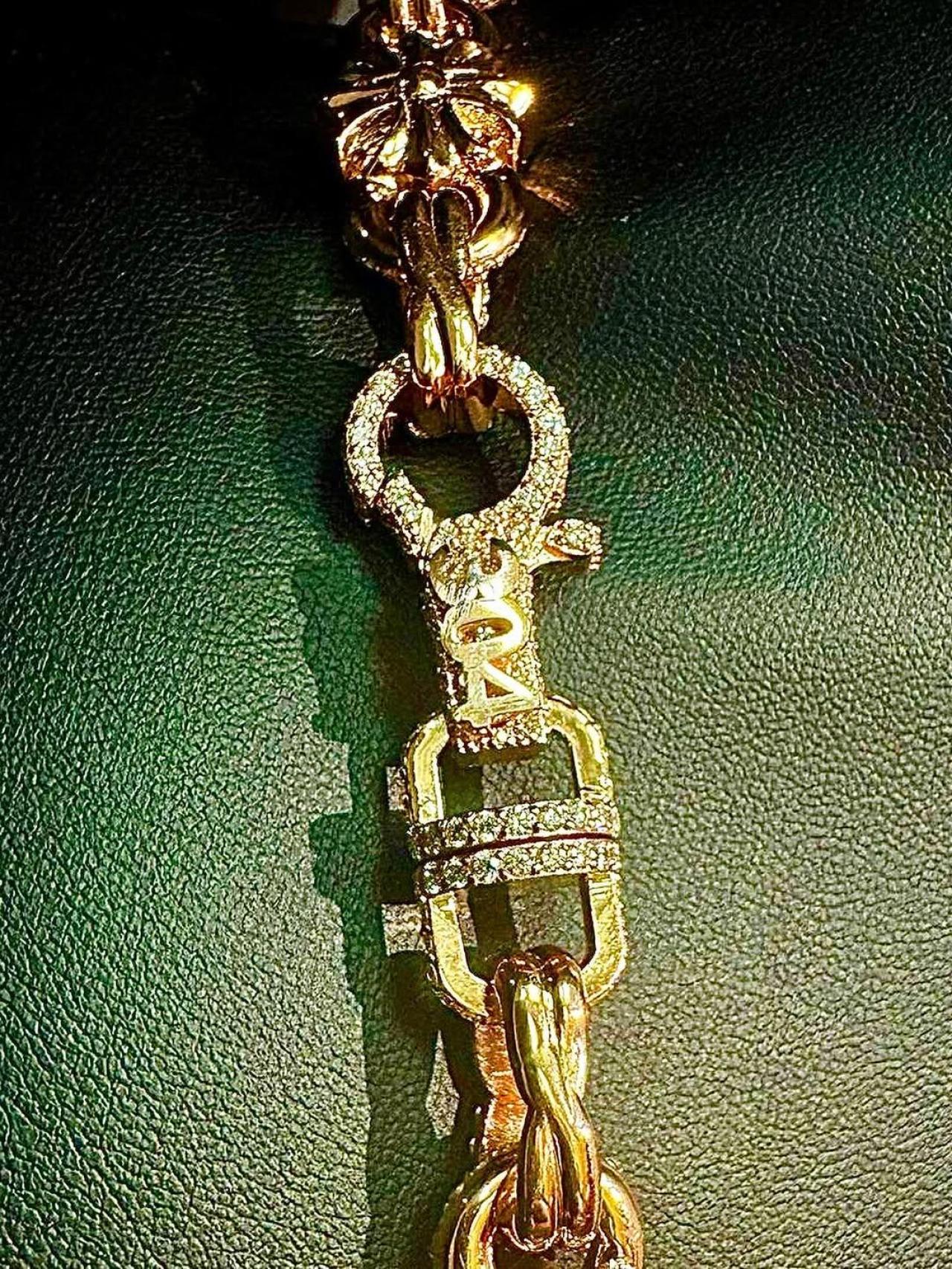 La nueva cadena de oro de Lamine Yamal (3)