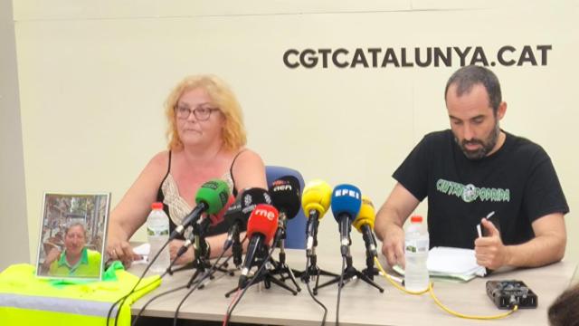 Clara Aguilar, la hermana de Montse y el delegado de Prevención de CGT en el Ayuntamiento de Barcelona, Ramón Sanblás, en rueda de prensa