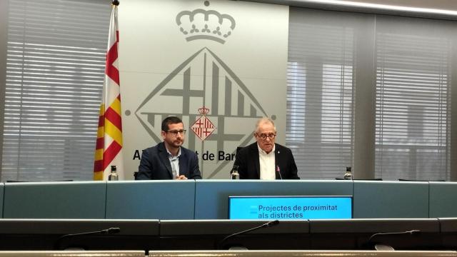 El teniente de alcalde del Ayuntamiento de Barcelona, Jordi Valls (d), y el portavoz de ERC, Jordi Castellana