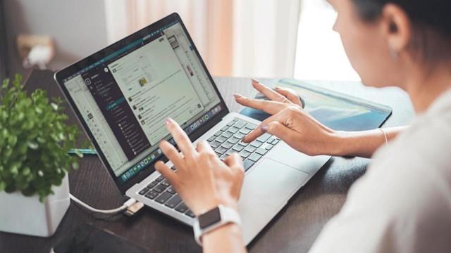 Mujer busca trabajo desde un ordenador portátil