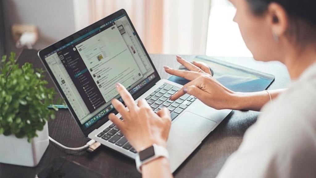 Mujer busca trabajo desde un ordenador portátil