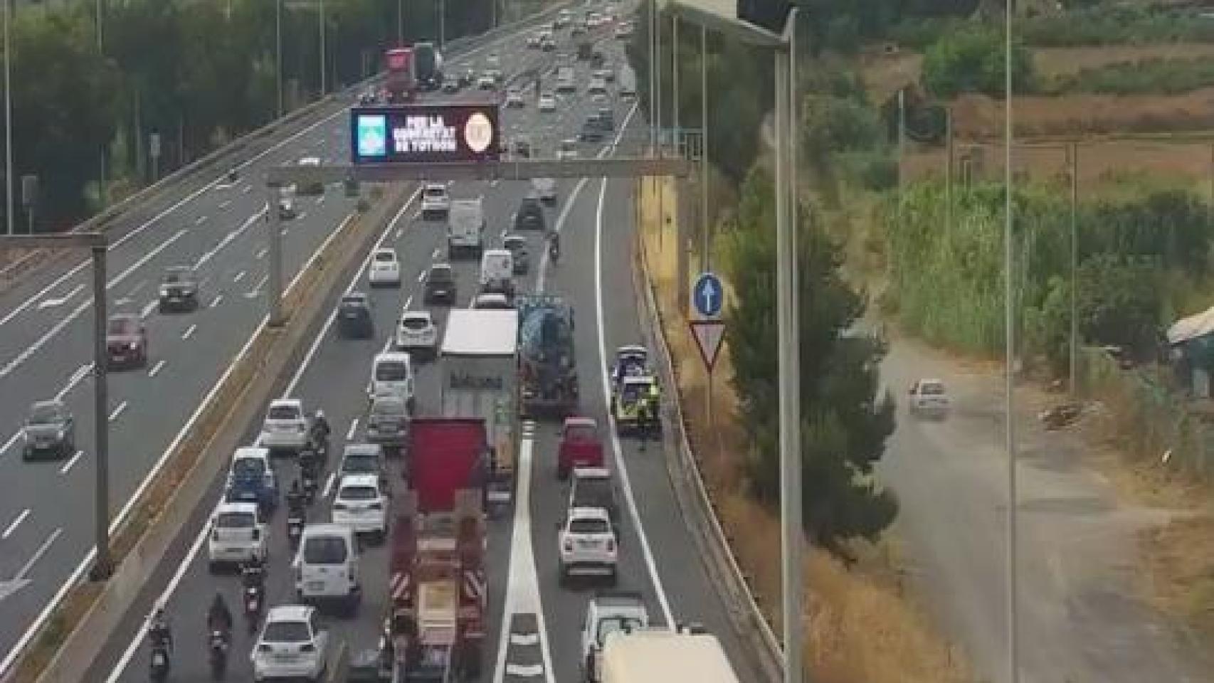Retenciones en la A-2 por un accidente, en Barcelona