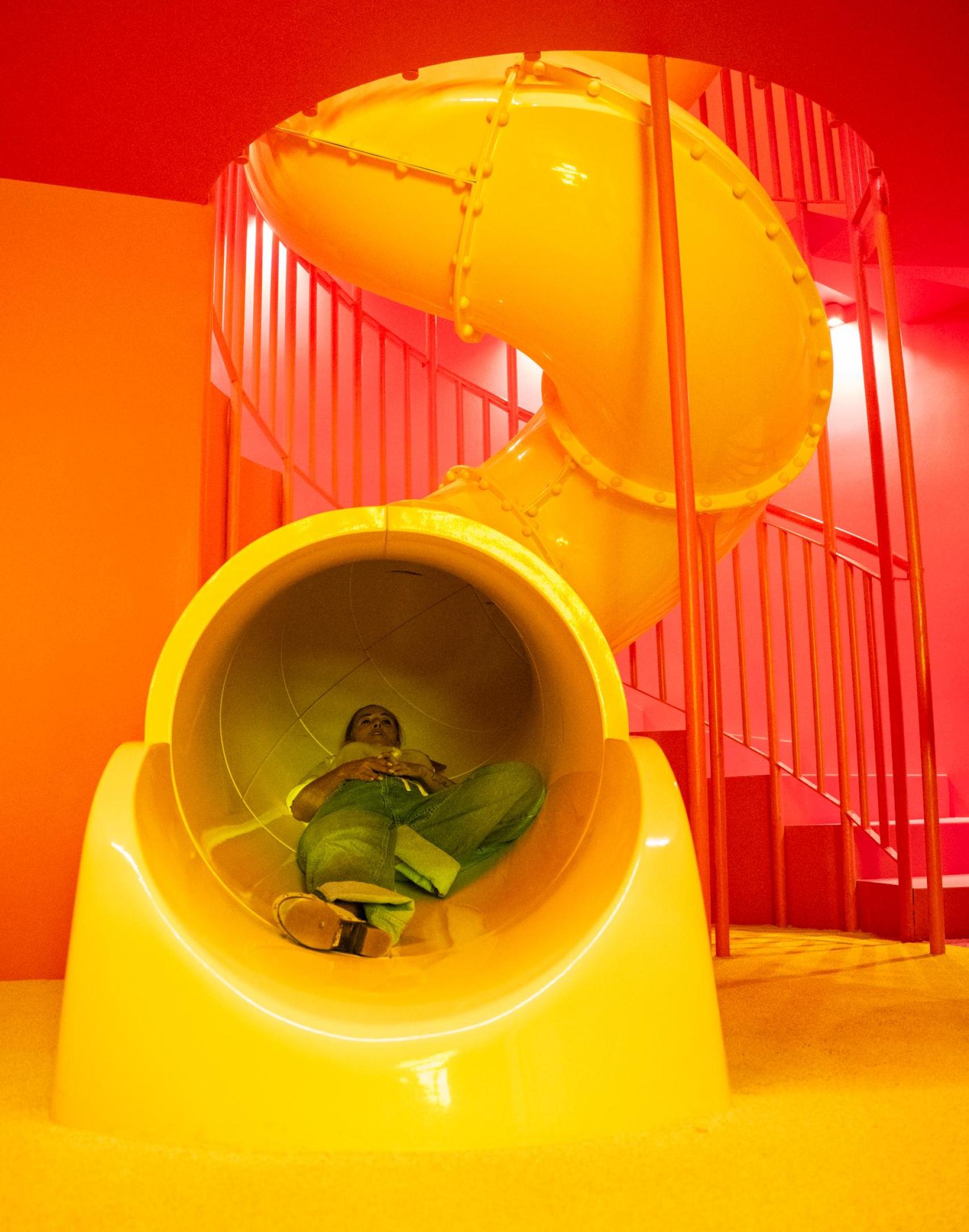 Una dona es llança per un tobogan de House of Candy