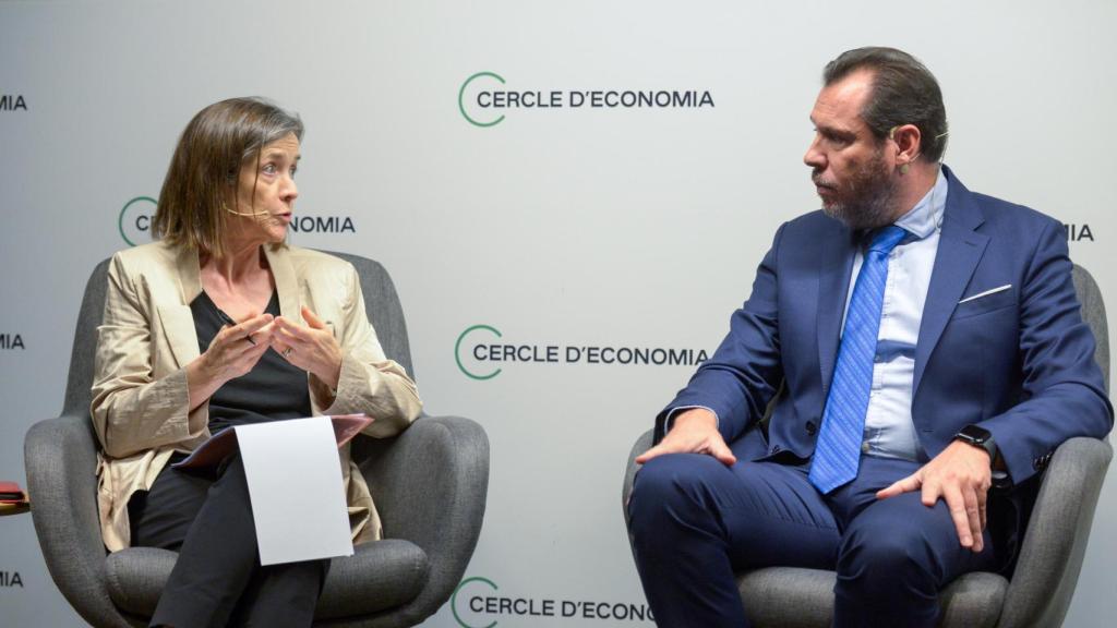 Óscar Puente dialoga con la presidenta del Cercle, Teresa Garcia-Milà