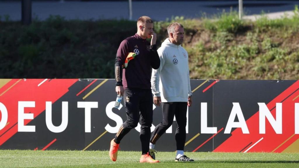 Ter Stegen y Hansi Flick en un entrenamiento con la selección alemana