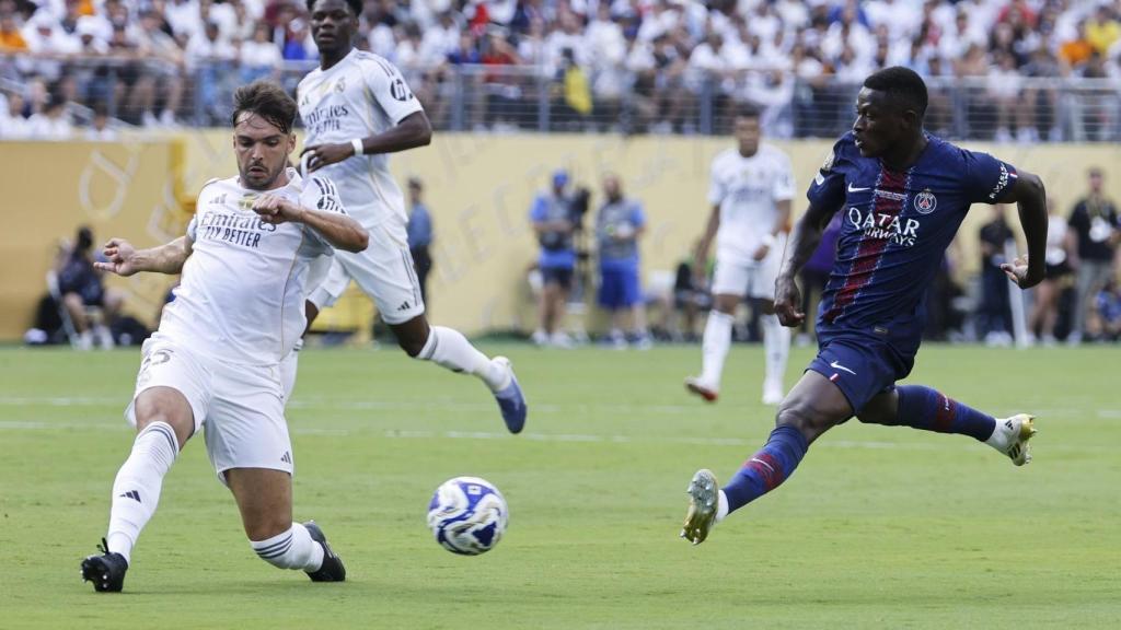 Raúl Asencio intenta evitar una ocasión de peligro del PSG