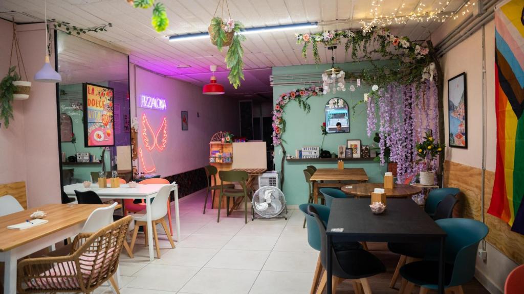 Interior de 'Pizzalona', en La Salut