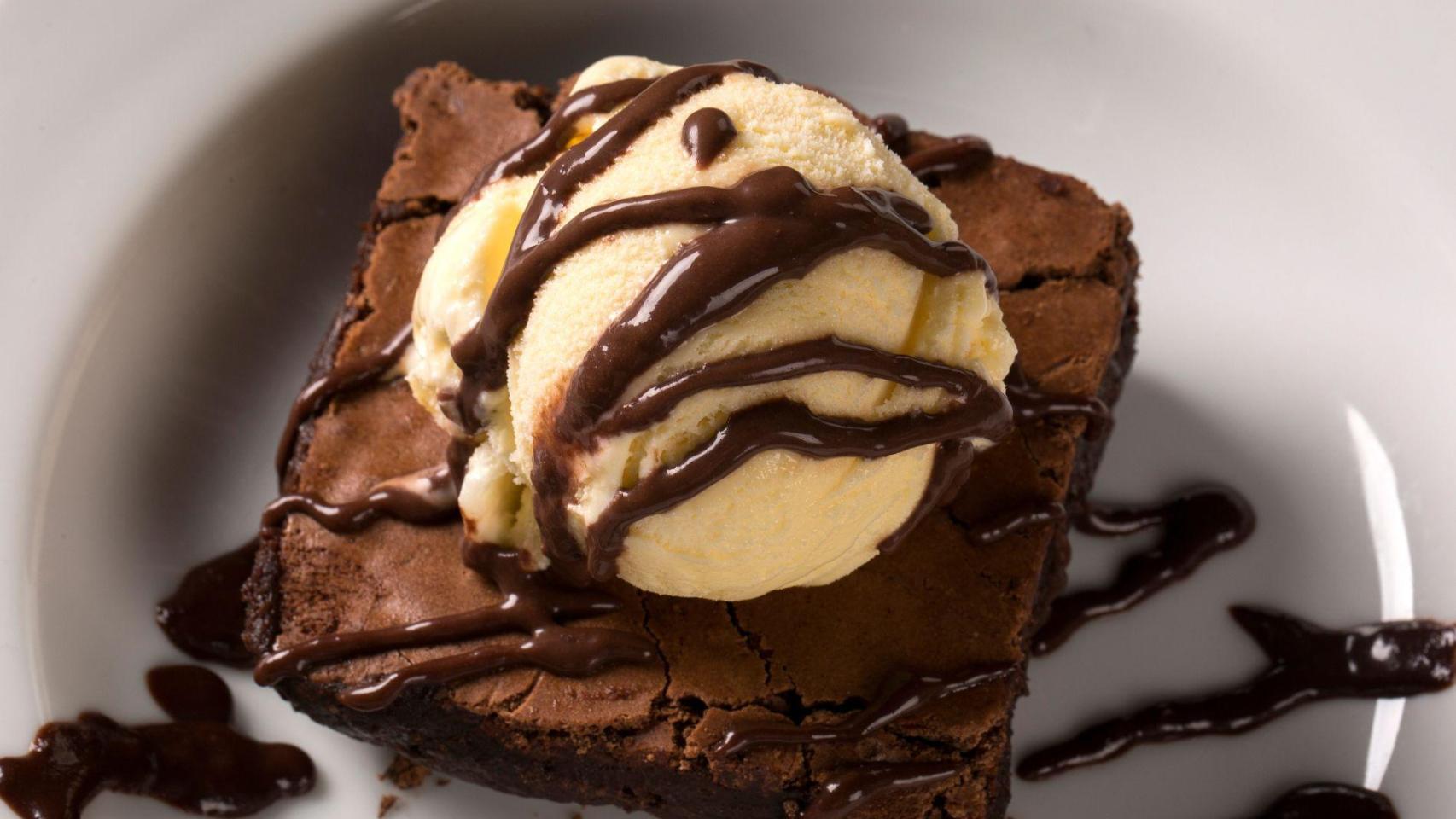Brownie y helado