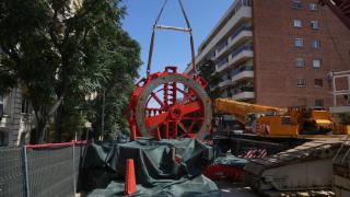 Trabajos de instalación de la rueda de corte de la tuneladora que trabaja en las obras de la L9