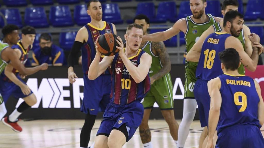 Pustovyi en un partido con el Barça de basket