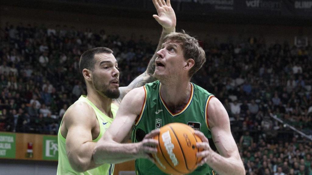 Artem Pustovyi en un partido contra el Barça