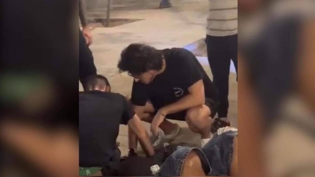 Imagen de unos ciudadanos que retienen a un ladrón en El Raval