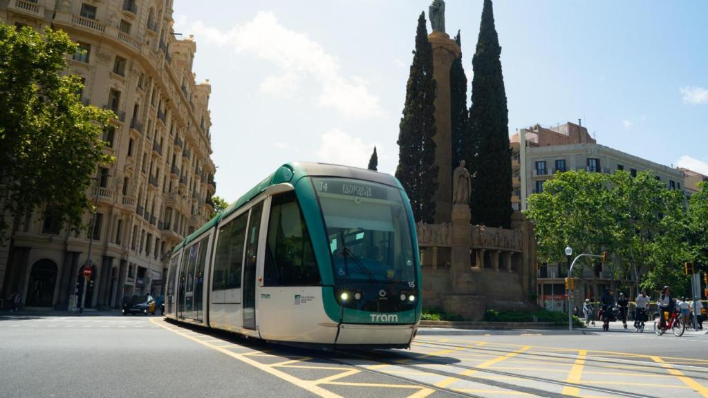 Un tramvia de Barcelona de la T4 en una imatge d'arxiu