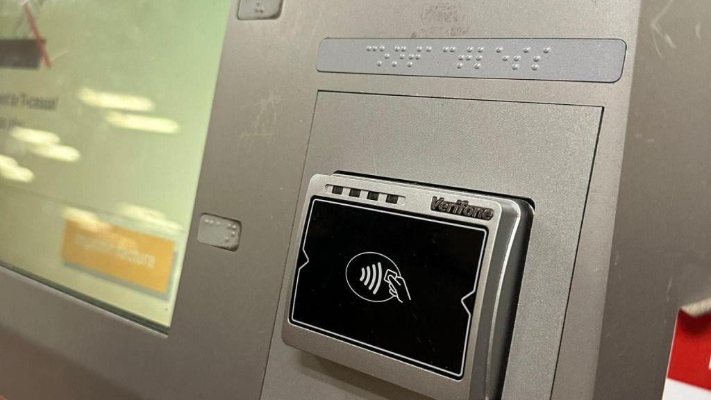 Màquina del metro amb el nou servei ja instal·lat