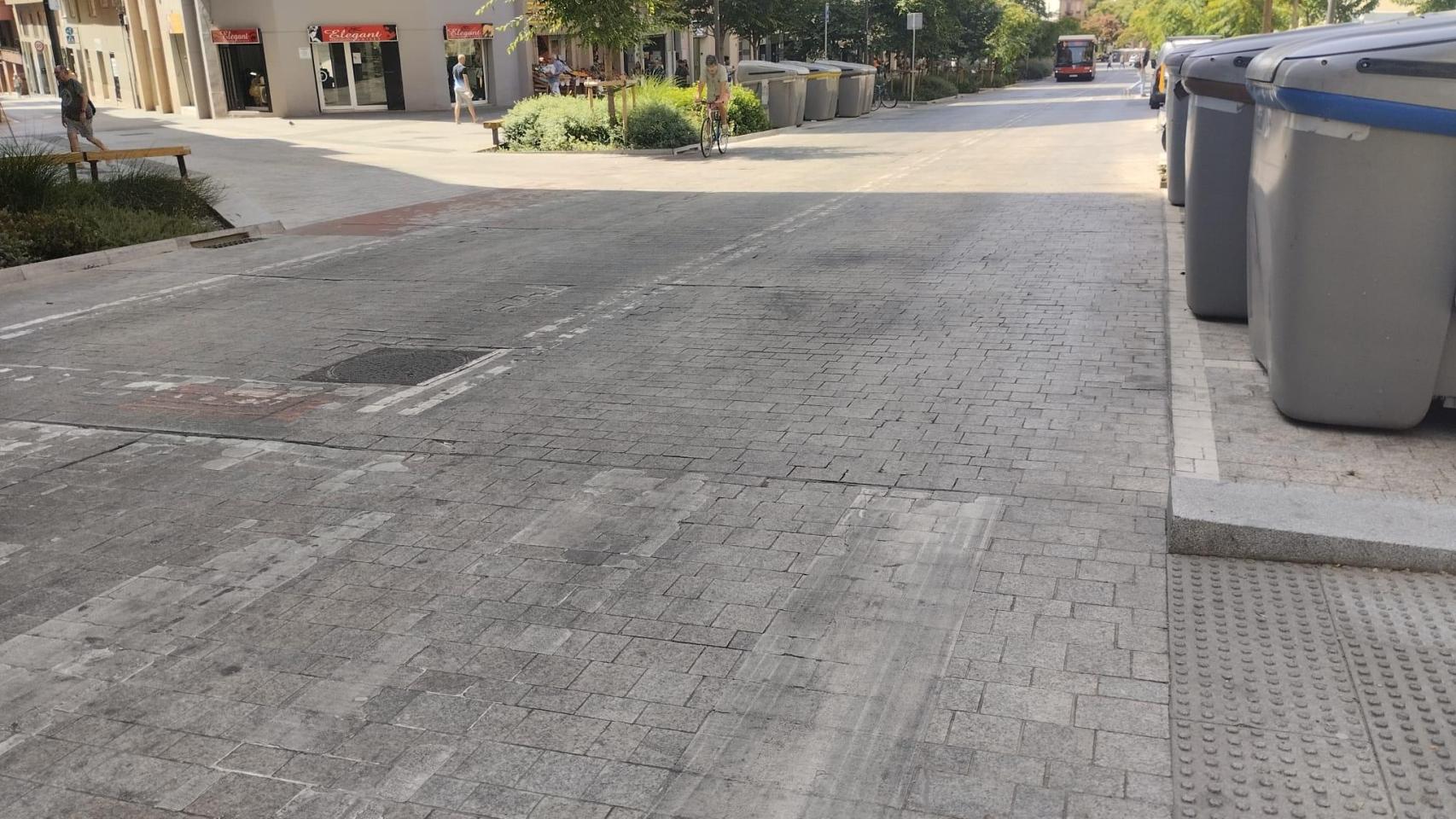 Los desperfectos en la calzada de Pi i Margall en Barcelona