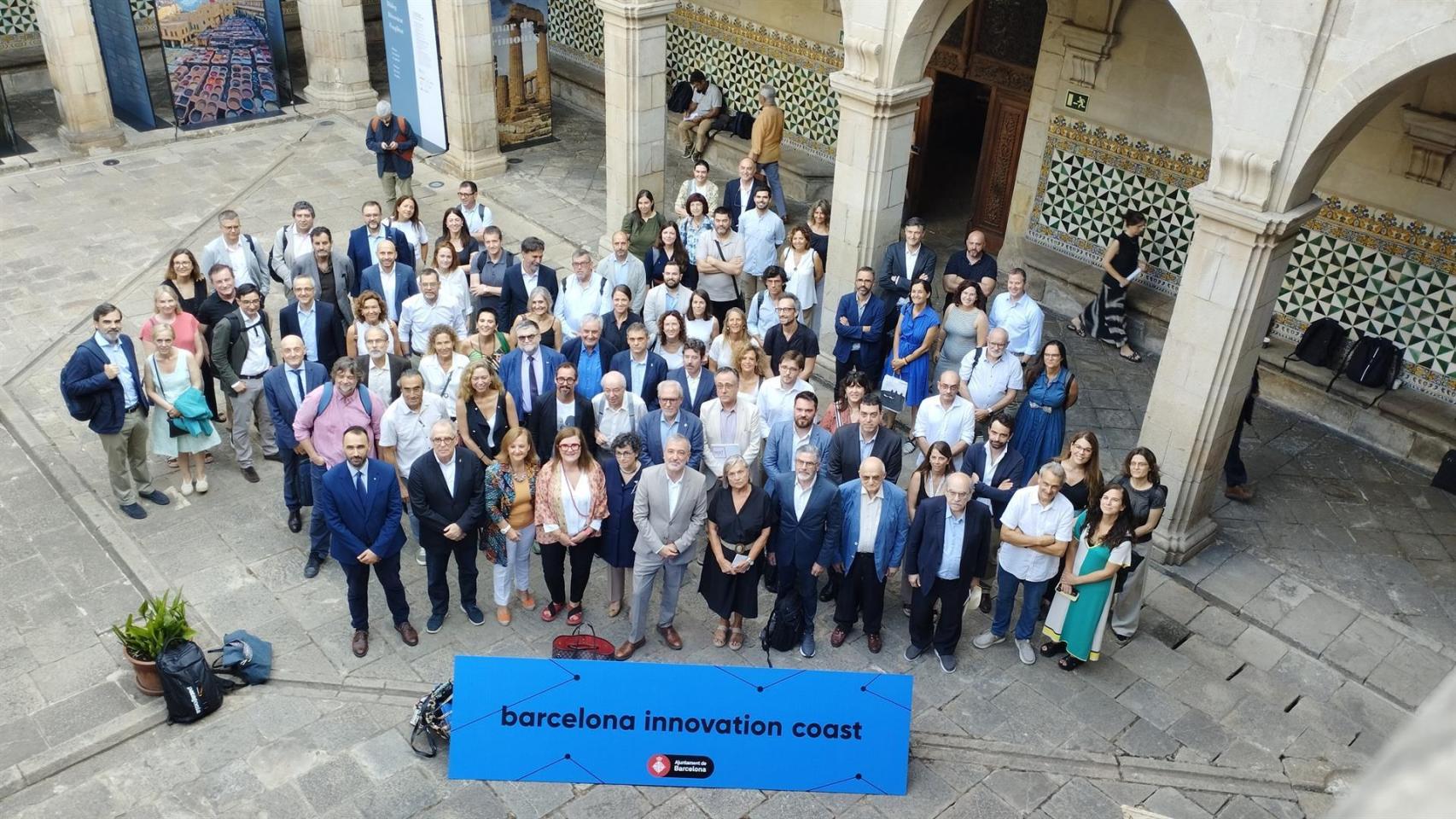 Foto de familia de la inauguración del 4 Barcelona Innovation Coast en el Institut d'Estudis Catalans.