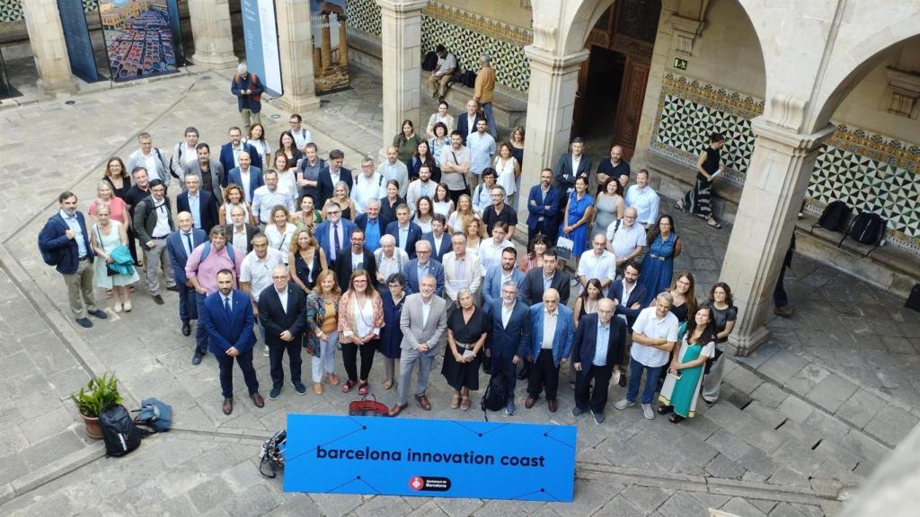 Foto de familia de la inauguración del 4 Barcelona Innovation Coast en el Institut d'Estudis Catalans.
