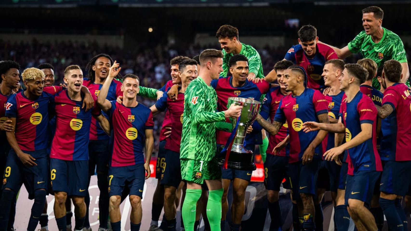 Ter Stegen entrega a Raphinha el trofeo que acredita al Barça como campeón de Liga