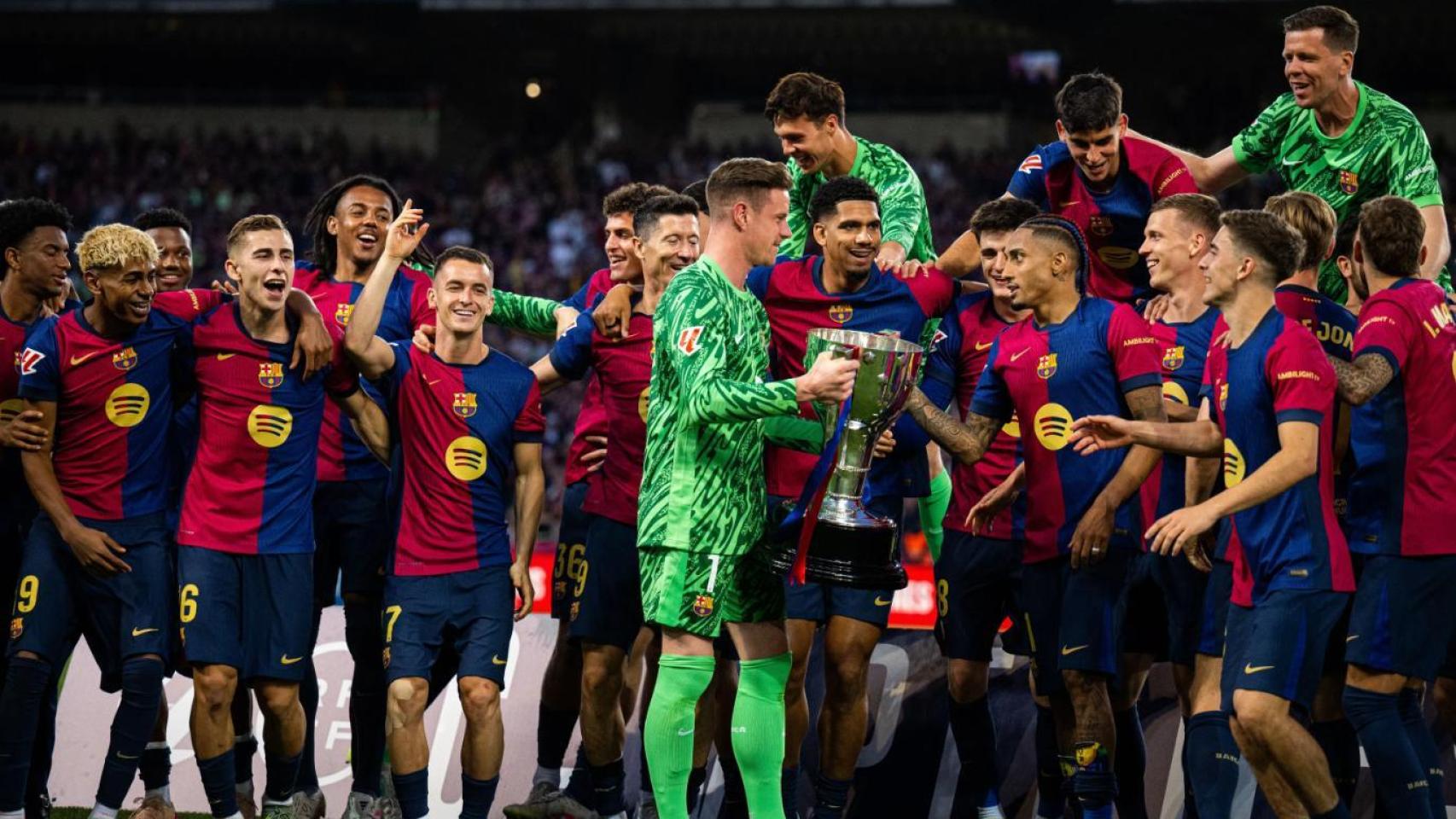Ter Stegen entrega a Raphinha el trofeo que acredita al Barça como campeón de Liga