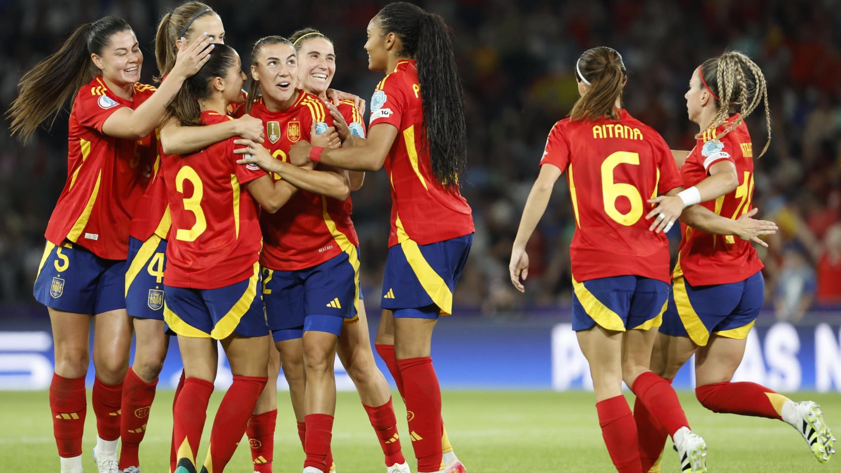 Las jugadoras de la selección española abrazan a Patri Guijarro tras marcar un gol en la Eurocopa Femenina