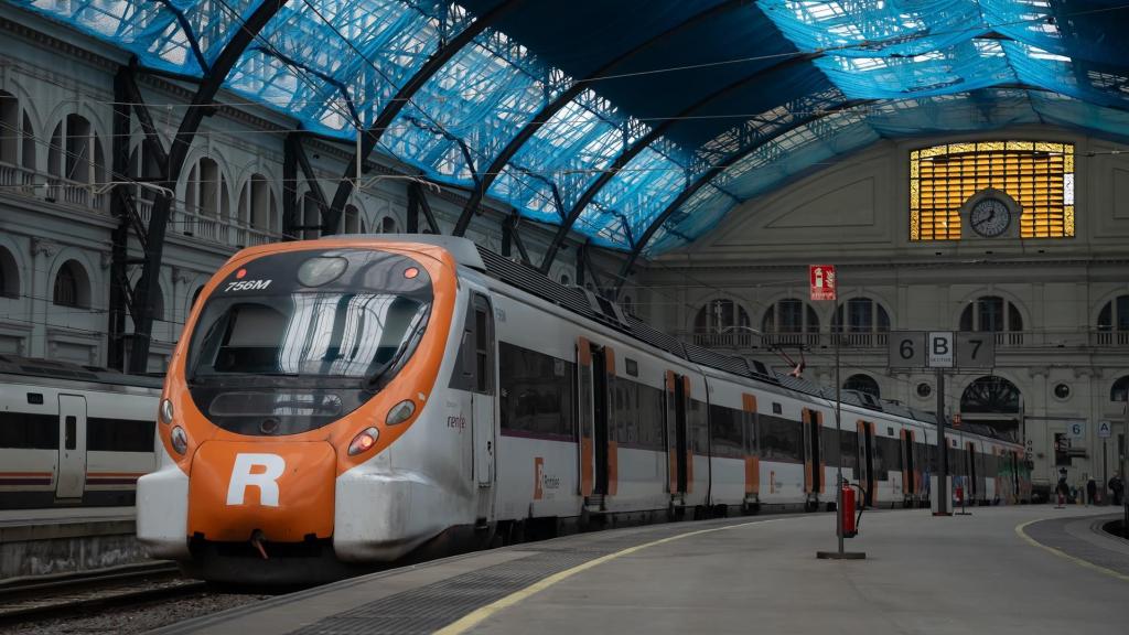 Un tren a l'estació de França de Barcelona, on opera Rodalies