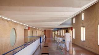 Un sanitario en el Hospital de Vilafranca