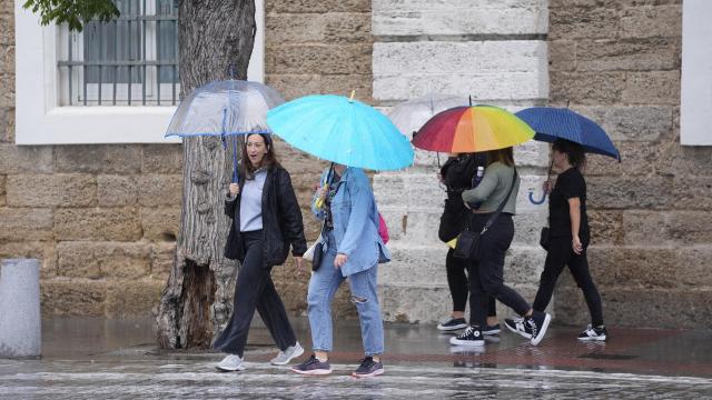 Transeúntes bajo sus paraguas durante la lluvia en Barcelona