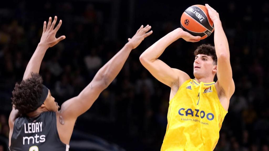 Gabriele Procida lanza a canasta en un partido de Euroliga