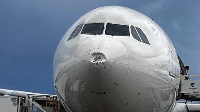 Los efectos de la DANA en un avión del Aeropuerto de Barcelona
