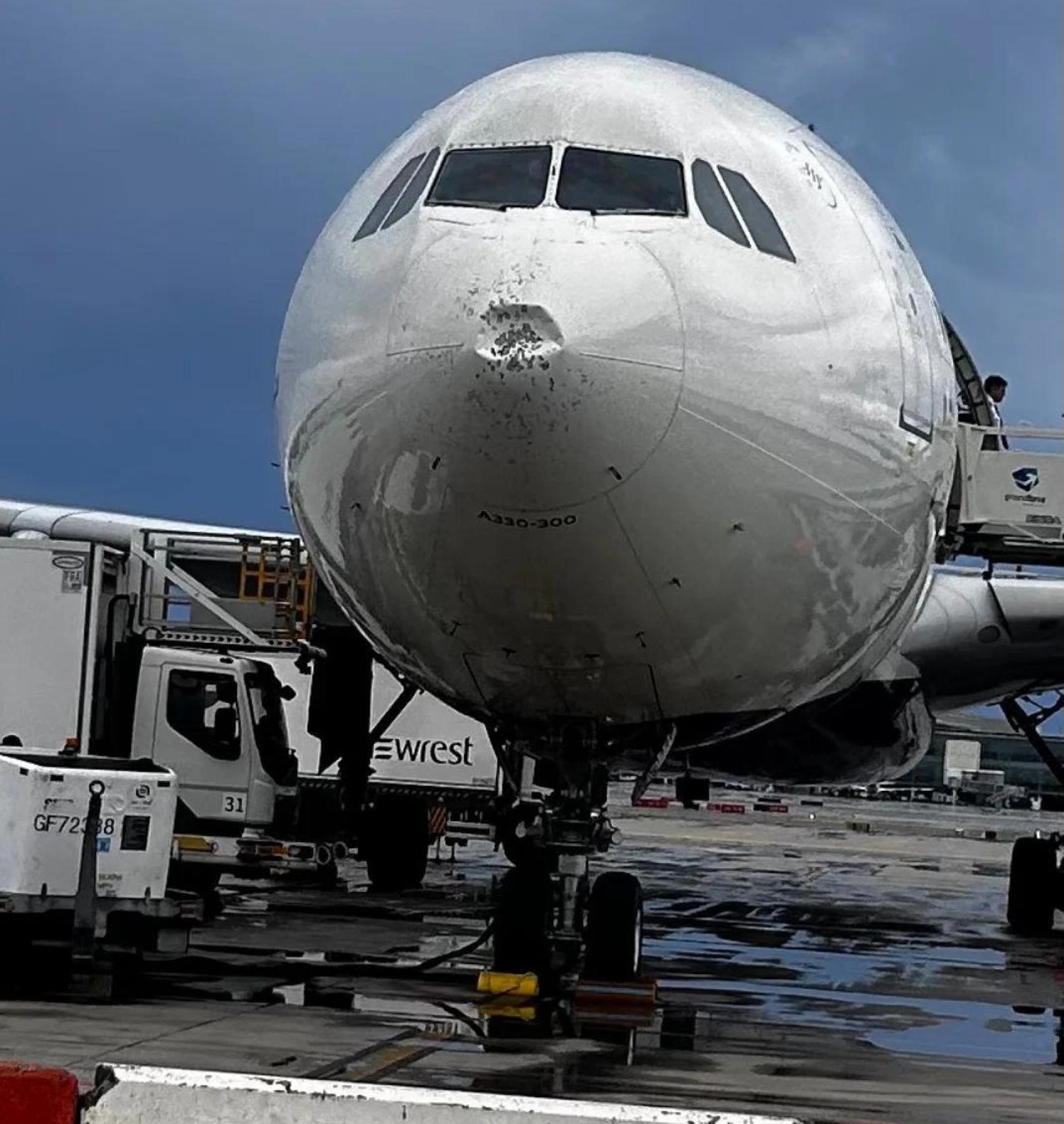 Els efectes de la DANA en un avió de l'Aeroport de Barcelona