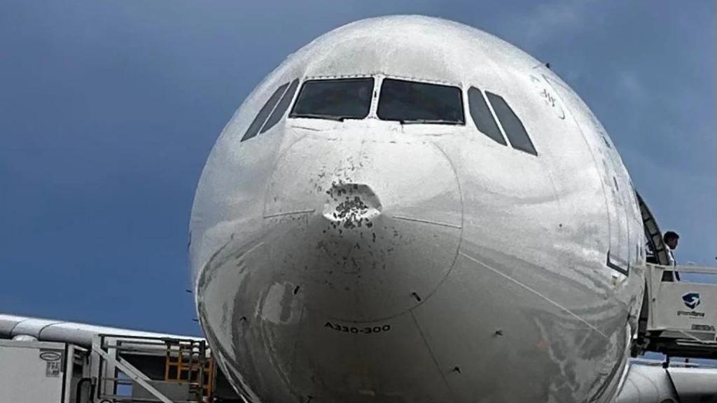 Los efectos de la DANA en un avión del Aeropuerto de Barcelona
