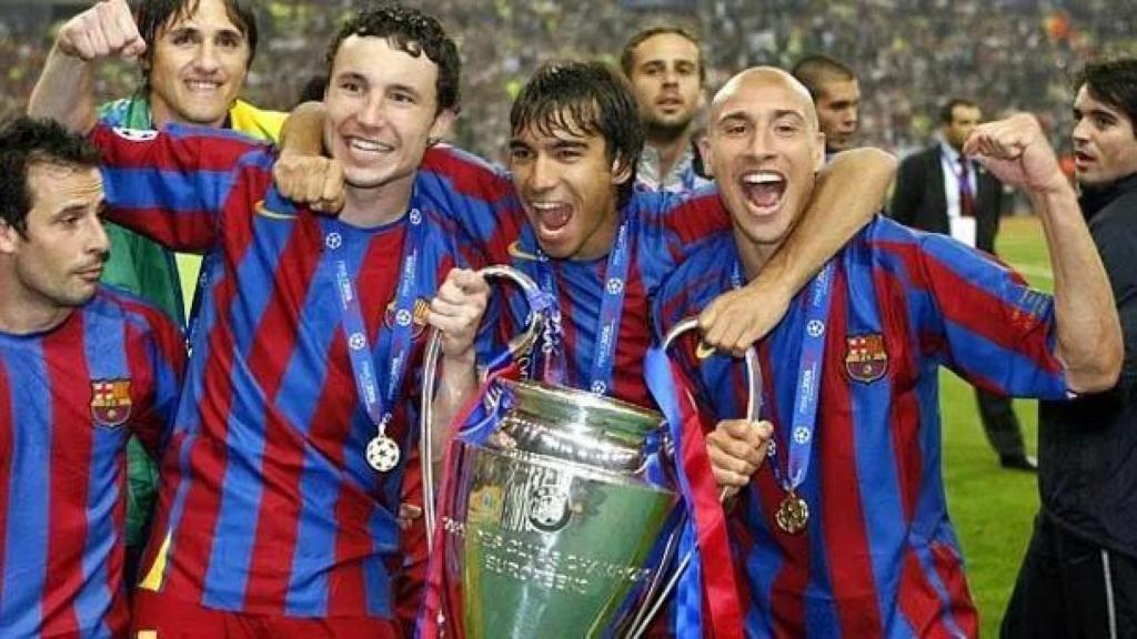 Giuly, Van Bommel, Giovanni Van Bronckhorst y Hernik Larsson celebran la Champions de 2006