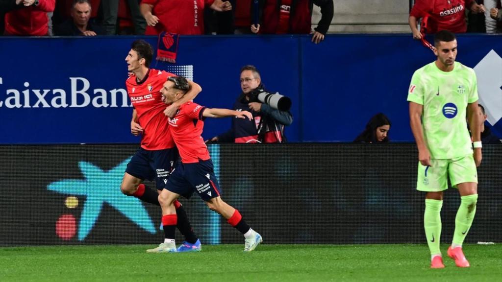 La euforia de los delanteros del Osasuna tras ganar al Barça en Pamplona
