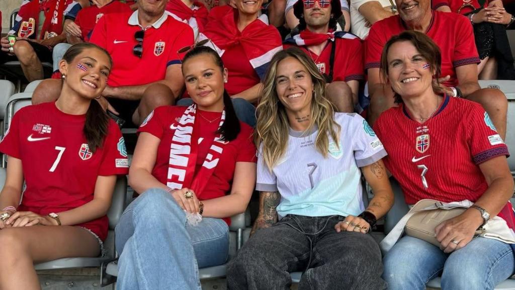 Mapi León, con una camiseta de Noruega, anima a Ingrid Engen