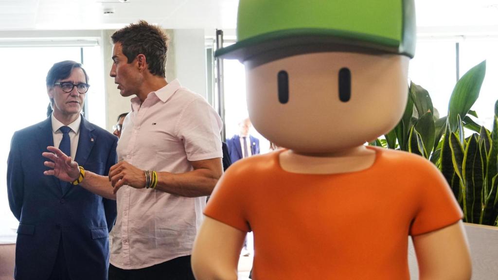 El presidente de la Generalitat, Salvador Illa (i) acompañado de el consejero delegado de la compañía, Javier Ferreira (d), durante la inauguración de la multinacional Scopely