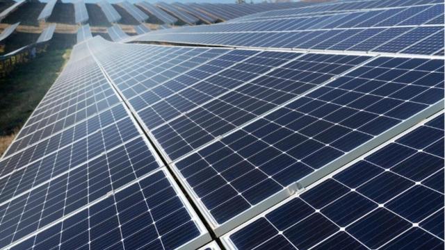 Campo con paneles solares