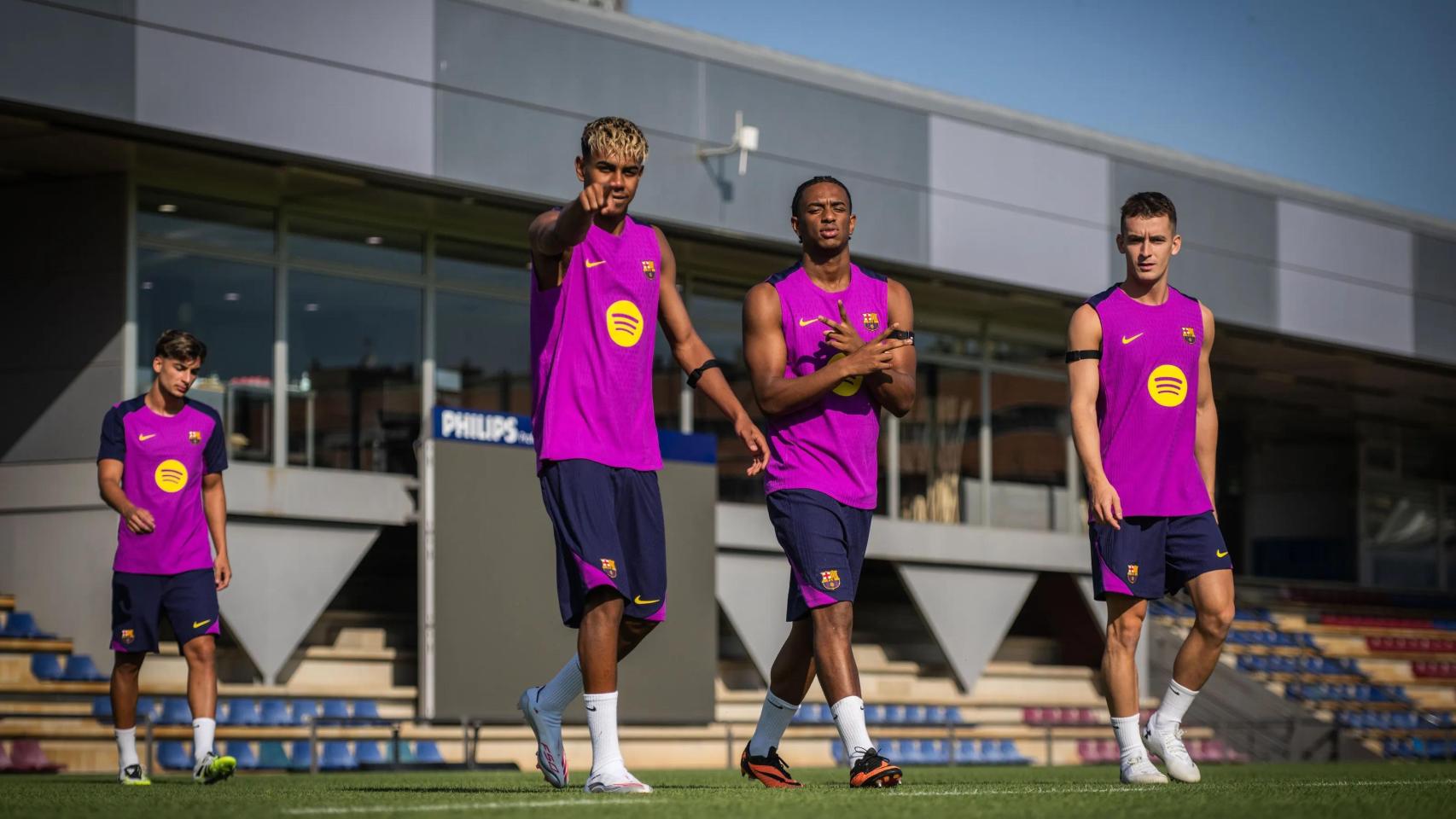 Lamine Yamal, Alejandro Balde y Marc Casadó saltan a entrenarse en la ciudad deportiva del Barça