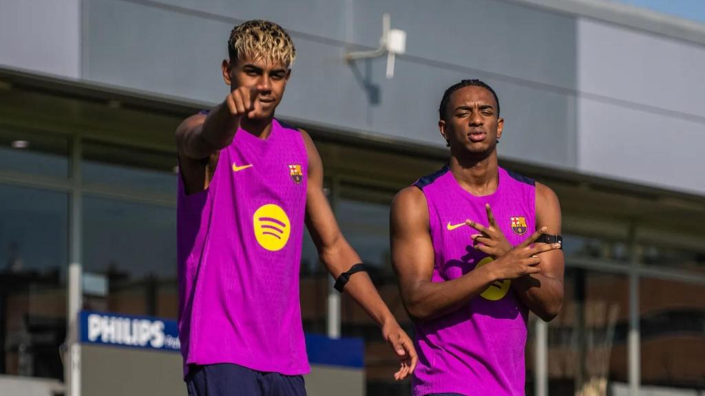 Lamine Yamal, Alejandro Balde y Marc Casadó saltan a entrenarse en la ciudad deportiva del Barça
