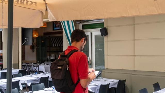 Un inspector del Ayuntamiento de Barcelona en una terraza de Ciutat Vella