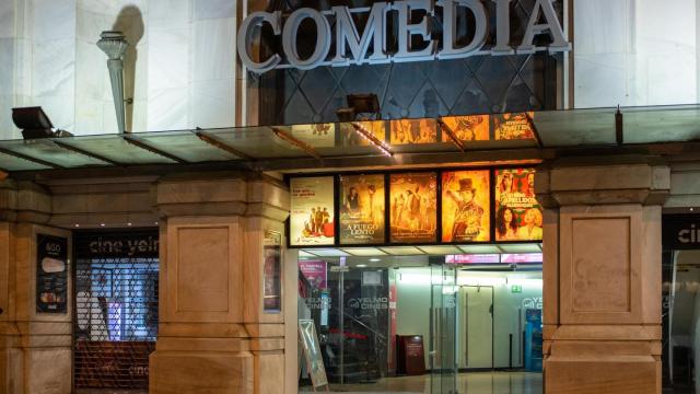 Fachada del cine Comedia (Palau Marcet) antes de la última proyección, a 14 de enero de 2024,