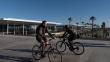 Dues persones circulen en bicicleta pel Port Olímpic, a Barcelona