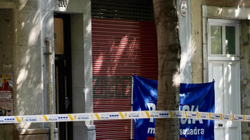 Portal del carrer Consell de Cent, 200, on una persona ha estat assassinada a trets