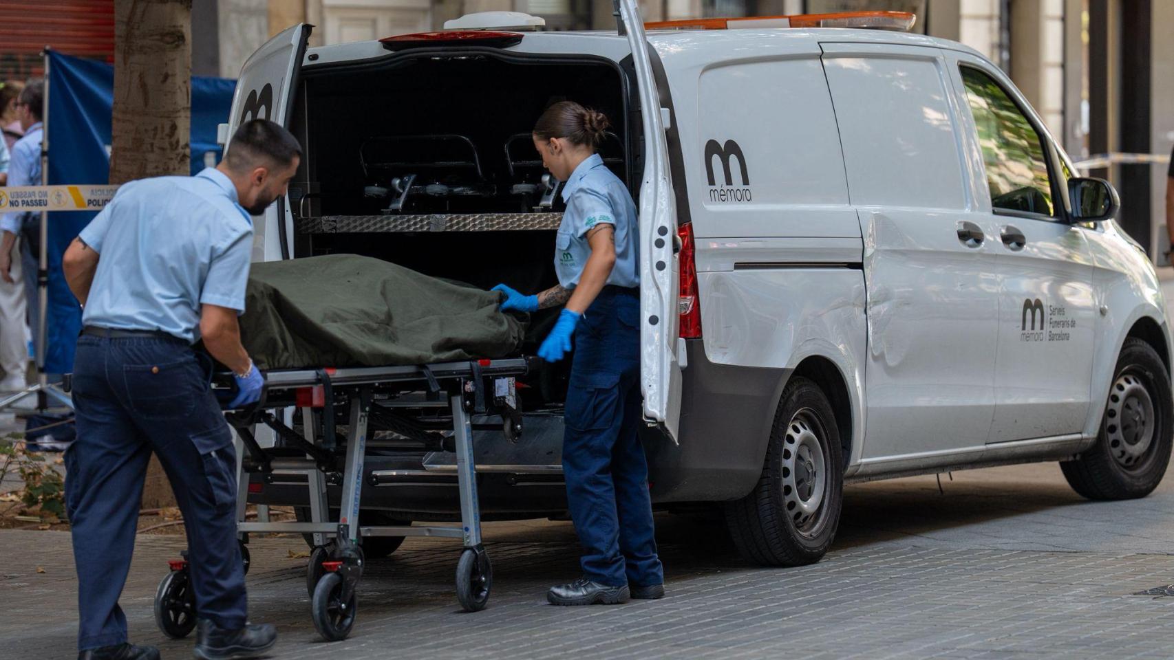 Los servicios funerarios retiran el cuerpo del portal de Consell de Cent